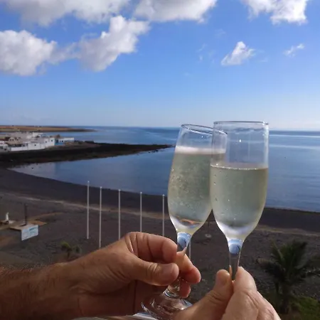 Ocean Front 公寓 *